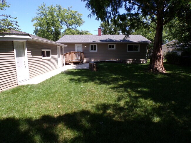 Building Photo - 236 W Norman Ln