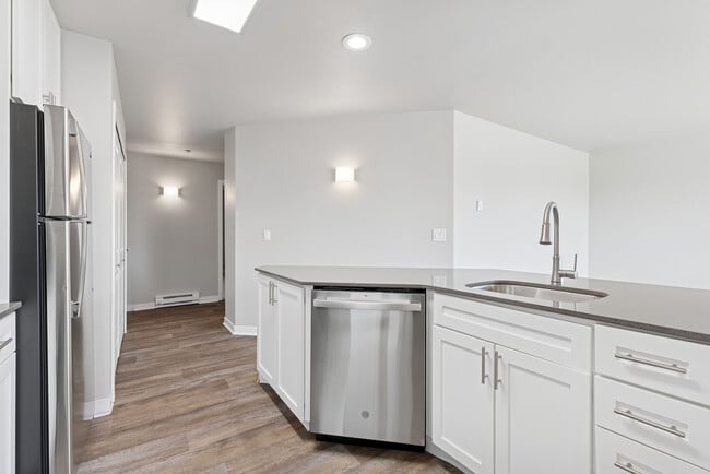 Building Photo - Sunset Summit Apartments