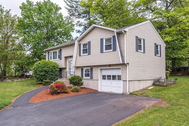 Building Photo - 3 Bedroom Single Family Home