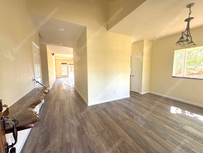 Foto del edificio - 4 BR Home in SE Bend with Canal Trail Access, Fenced Yard & Greenhouse