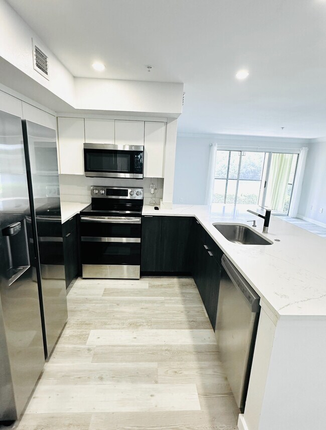 Foto del edificio - 2400 Feather Sound Dr