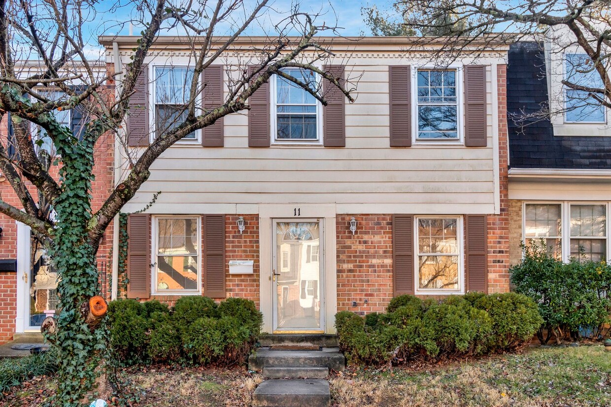 Primary Photo - Great 3 BR 2.5 BA Townhome in Gaithersburg