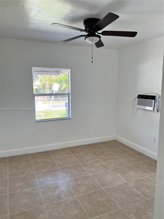 Foto del edificio - 2588 NE 182nd Terrace