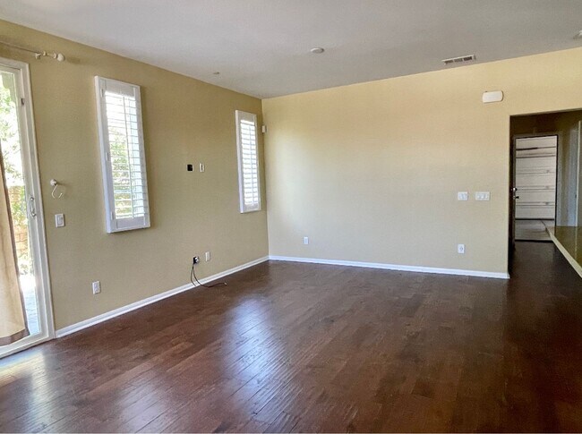 Building Photo - 4 bed 3 bath home in the heart of Simi Val...