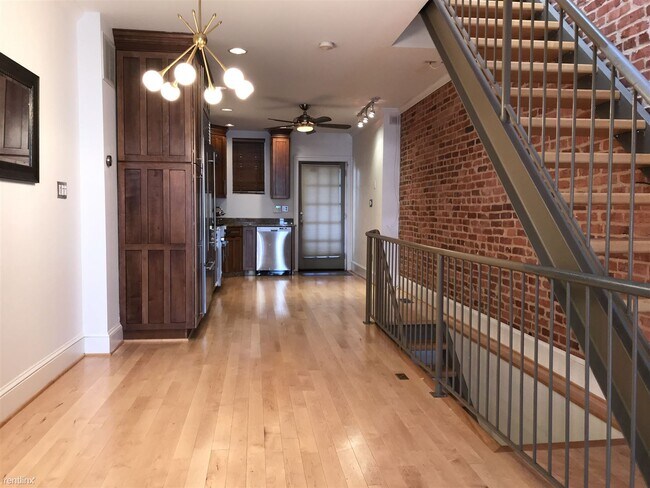 Building Photo - 2 br, 1.5 bath House - 2609 Foster Ave