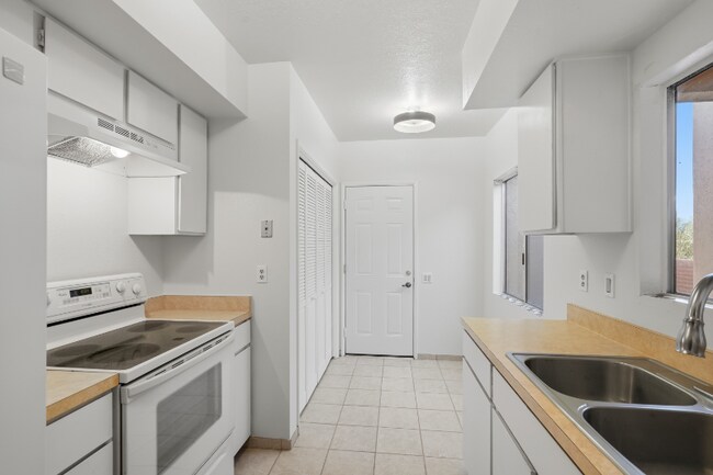 Foto del edificio - 359 N Calle Del Chancero