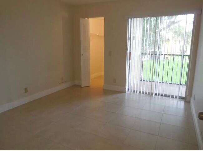 Foto del edificio - 913 Meadows Cir