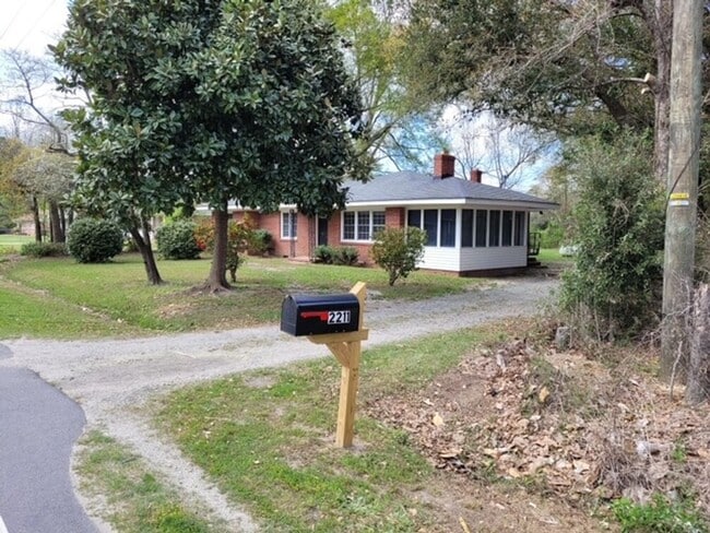 Building Photo - Cute brick house with sunroom