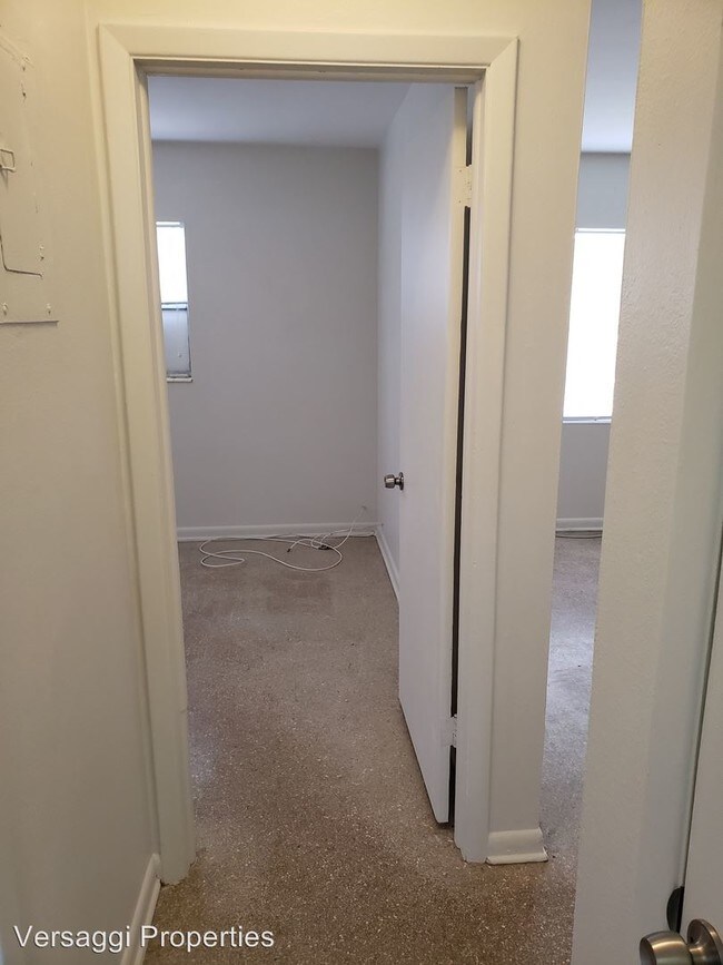 Building Photo - 2 br, 1 bath House - 2422 W Stroud Ave