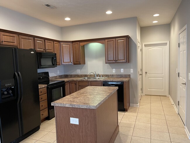 Building Photo - 102 Bluegrass Beat Cove