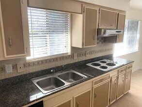 Building Photo - 13611 Elm Ct