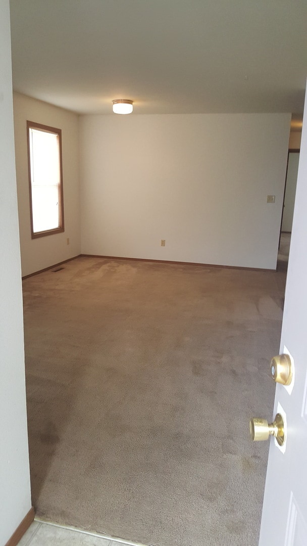 Building Photo - 2 bed 1 bath duplex w/ 1 car garage! Lawn ...
