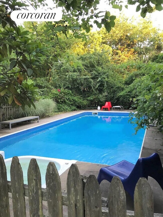 Building Photo - 146 W Neck Rd