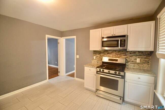 Building Photo - 807 Brewster St