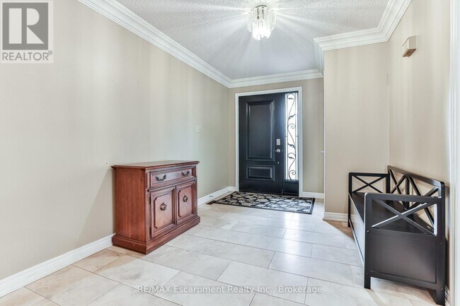 Photo du bâtiment - 90 Waterfall Rd