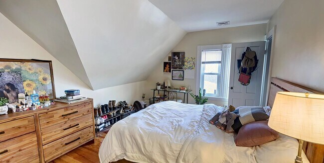 Building Photo - HOT BRIGHTON LISTING!!!!