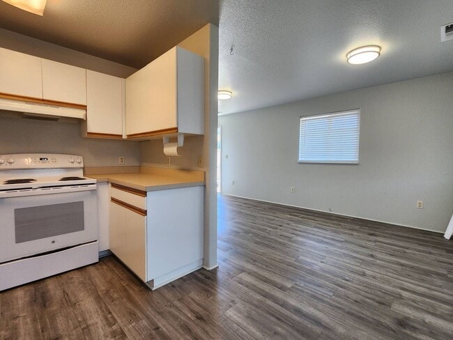 Foto del edificio - 352 S Calapooia St