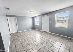 Building Photo - 6617 Warwick Cir