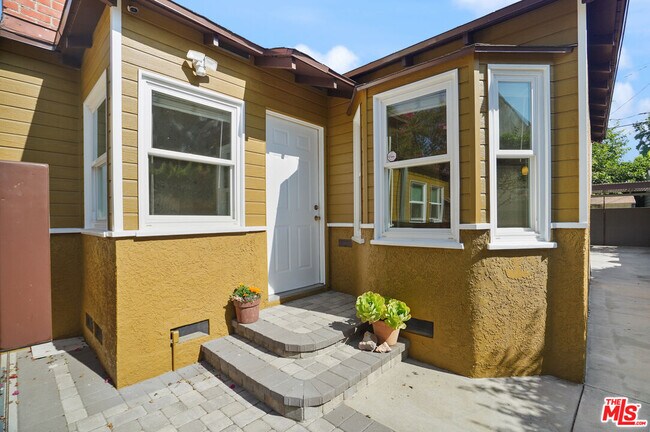 Building Photo - 10760 Valley Spring Ln
