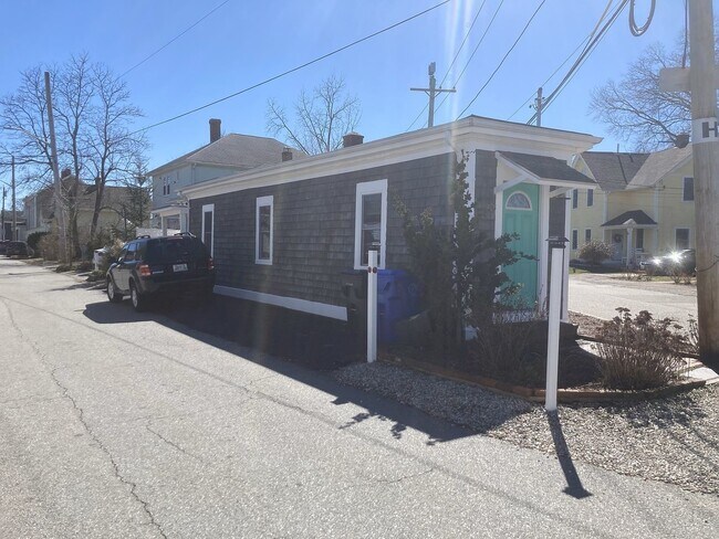 Building Photo - 10 Narragansett Ave
