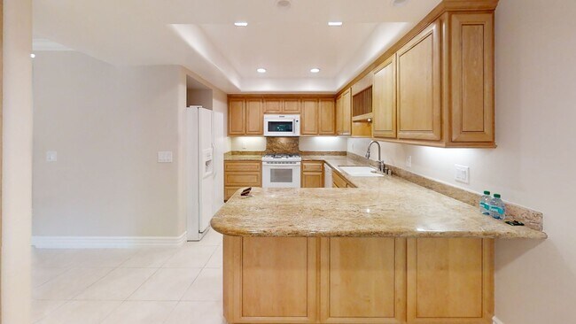 Building Photo - Gorgeous 3bd/2.5 bath in East Bluff!