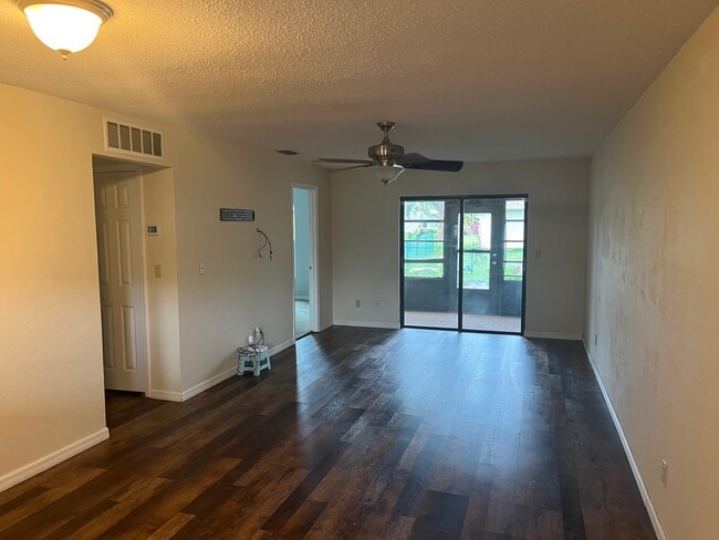 Building Photo - 114 Woodbridge Cir S