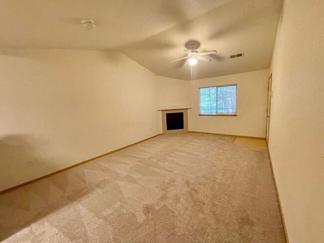 Building Photo - 2 Bed, 2 Bath Condo Near CSU!