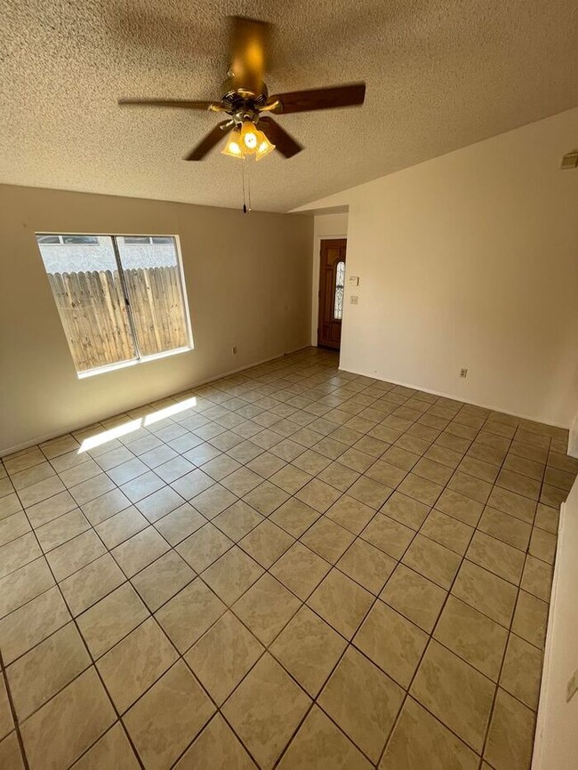 Foto del edificio - READY TO VIEW NOW! -Brand New Carpet & Pai...