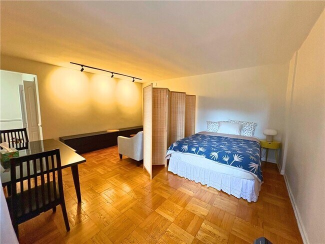 Foto del edificio - 7423 Ridge Blvd