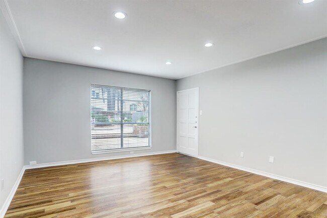 Building Photo - 1800 Stoney Brook Dr