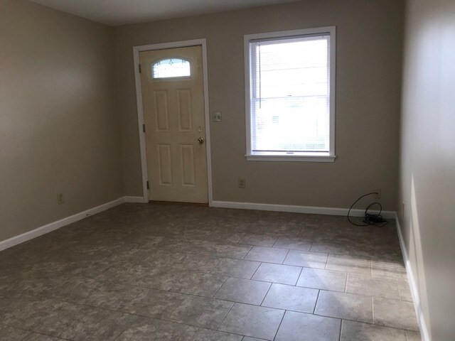 living/bed room and entry door - 601 W Oak St