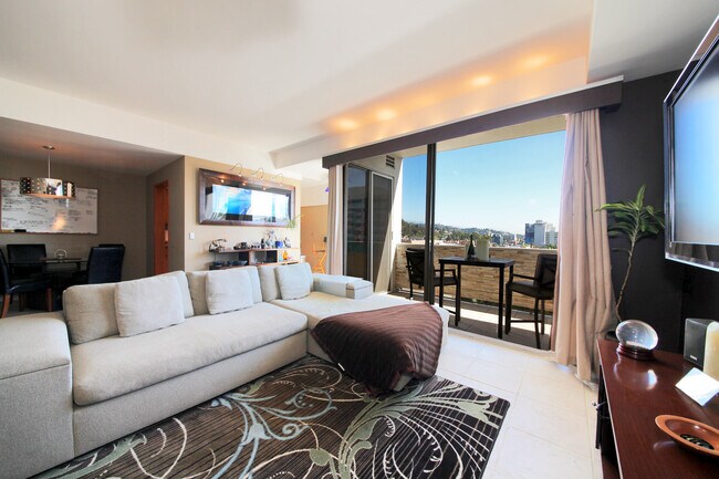 SALA DE ESTAR - 7250 Franklin Ave
