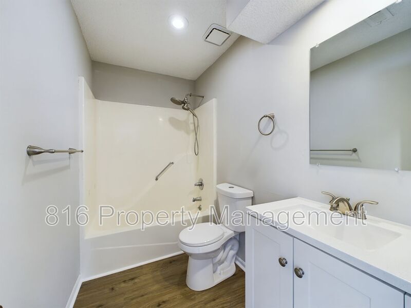 Primary Photo - 500 Sky Vue Dr