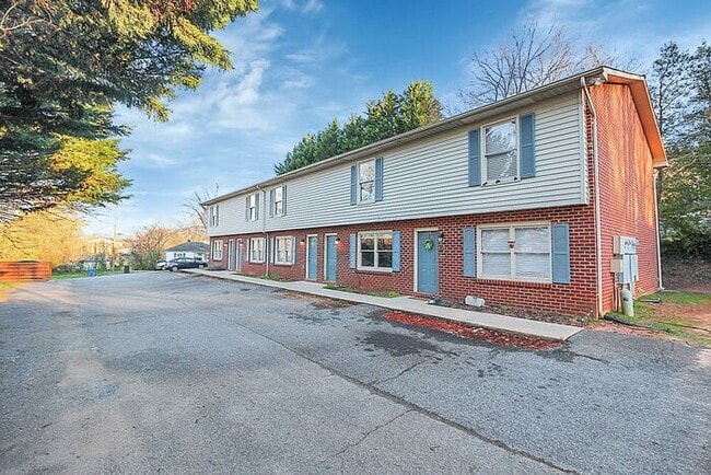 Building Photo - Updated 2BD/1.5BA Hickory Townhome
