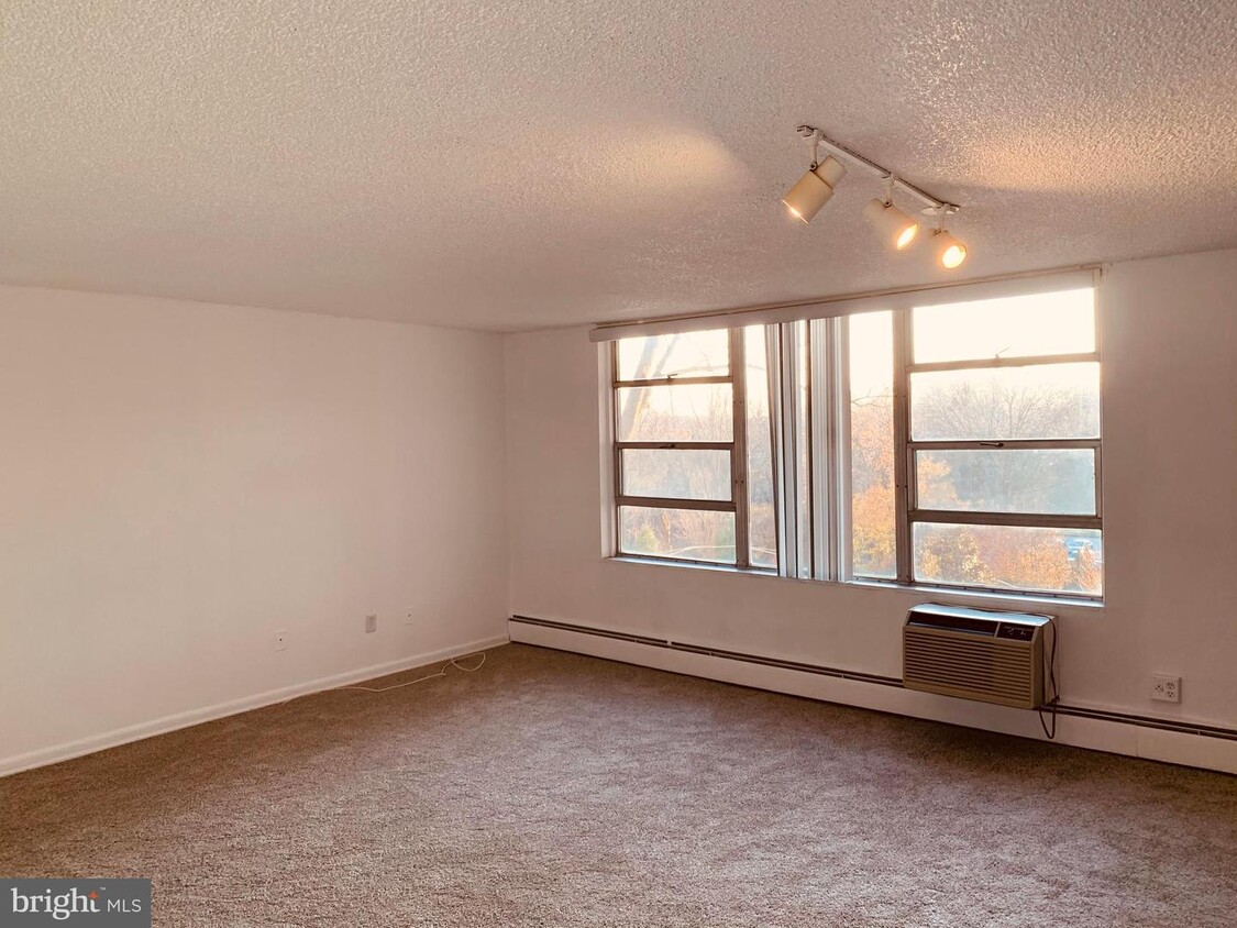 Foto principal - 1030 E Lancaster Ave