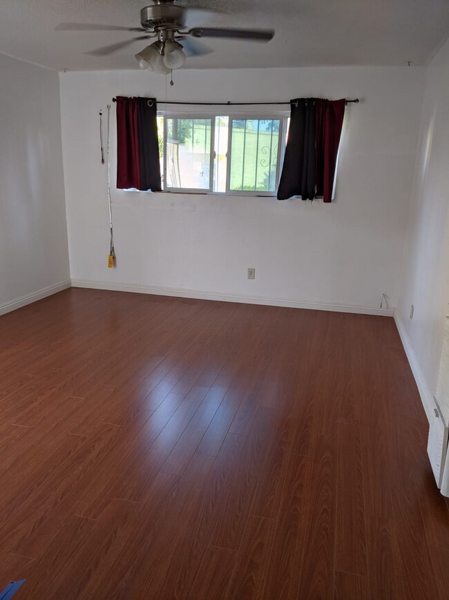 Sala de estar - 3319 Livonia Ave
