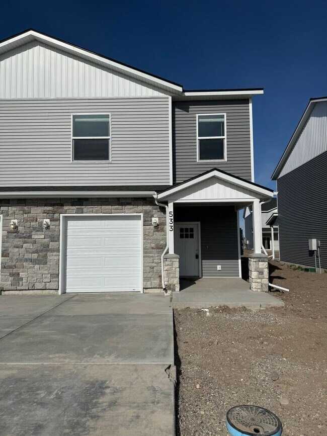 Building Photo - New & Modern 2-Story Townhome for Rent in ...