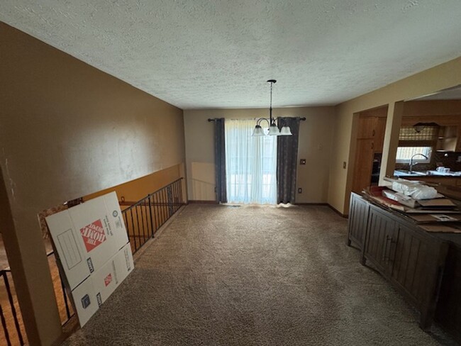 Building Photo - Beautiful 3 Bed - 2.5 Bath - Split Level i...