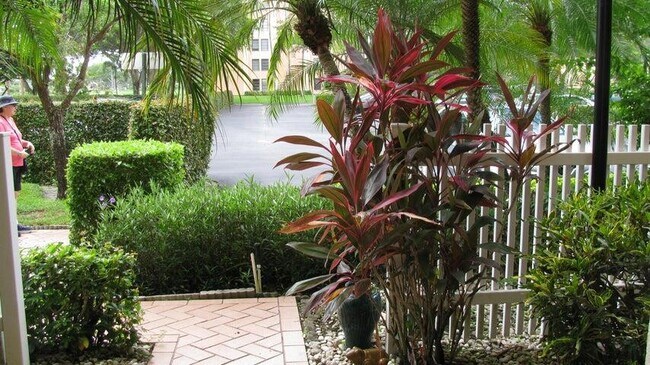 Foto del edificio - 7260 Kinghurst Dr
