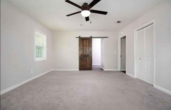Building Photo - Room for rent
