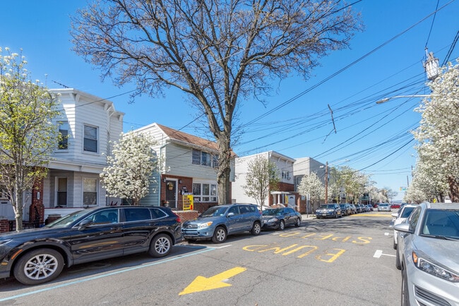 Building Photo - 711 6th St