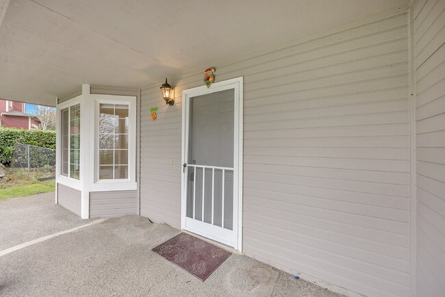 Building Photo - 5 Bedrooms ( one brm is on main floor) and 4 bathrooms (2 are on main floor), Fenced Back Yard
