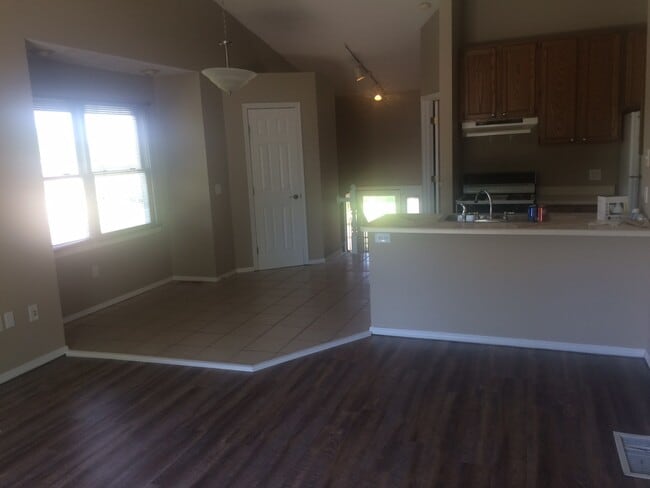 Building Photo - Great flexibility, proximity to Park/Lake ...