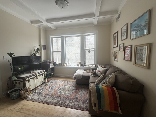 Foto del edificio - 2125 W Division St