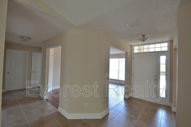 Building Photo - 30 Lancelot Dr