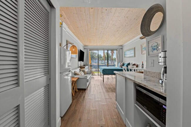 Building Photo - 214 Miracle Strip Pkwy SW