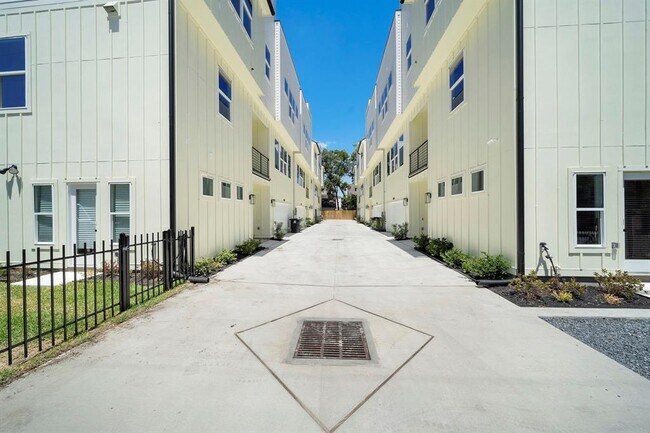 Foto del edificio - 1015 W 24th St