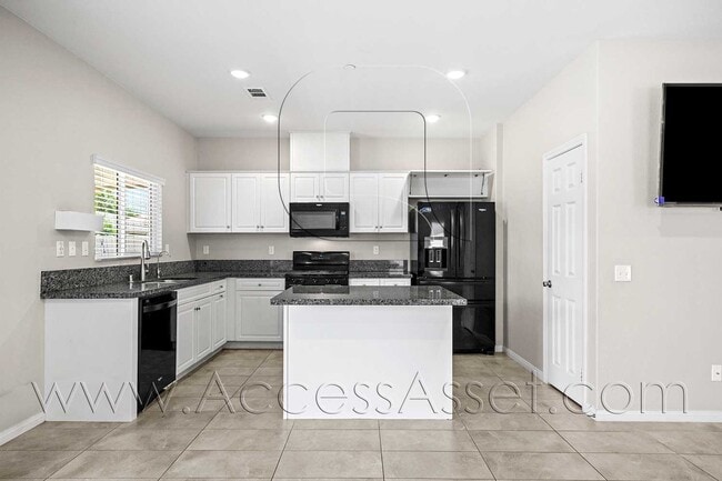 Building Photo - Partially furnished 4 Bed/2 Bath Plus a Bo...