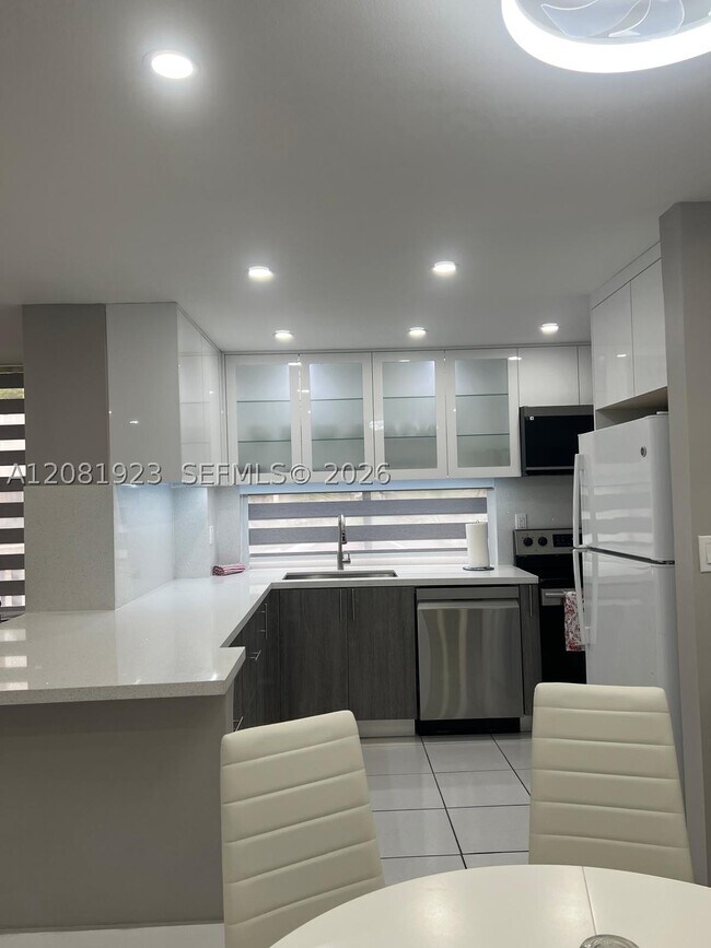 Foto del edificio - 17011 N Bay Rd