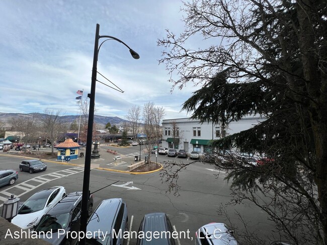 Building Photo - 1 br, 1 bath House - 13 N Main St #3